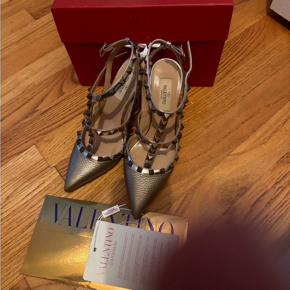 VALENTINO ROCKSTUD METALLIC ANKLE STRAP PUMP 100 MM